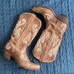 CORRAL Honey Cortez Fleur-de-lis tan, embroidered, snip toe boots sz 8.5